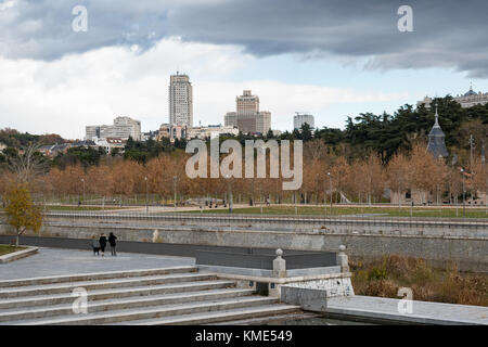 Vue sur Madrid (Espagne) depuis le pont de Ségovie, y compris la rivière Manzanares et le parc de Madrid Rio. Banque D'Images