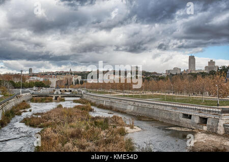 Vue sur Madrid (Espagne) depuis le pont de Ségovie, y compris la rivière Manzanares et le parc de Madrid Rio. Banque D'Images