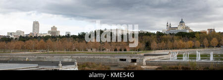 Panorama de la ligne d'horizon de Madrid (Espagne) vue depuis le pont de Ségovie, y compris la rivière Manzanares et le parc de Madrid Rio. Banque D'Images