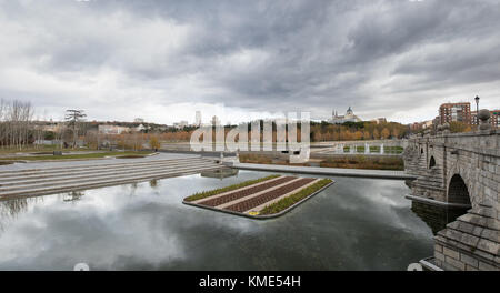 Panorama de la ligne d'horizon de Madrid (Espagne) vue depuis le pont de Ségovie, y compris la rivière Manzanares et le parc de Madrid Rio. Banque D'Images