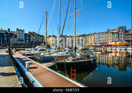 Terrasses de cafés et de voiliers dans le vieux port de Honfleur France sur la côte de Normandie Banque D'Images