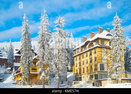 Avis d'hôtels dans la station de ski Sunshine day couverte de neige. Banque D'Images