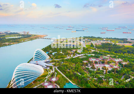 Singapour - 17 févr. 2107 : Vue aérienne du jardin par la baie et port de Singapour. Jardin de la baie est la célèbre attraction touristique de Singapour. Banque D'Images