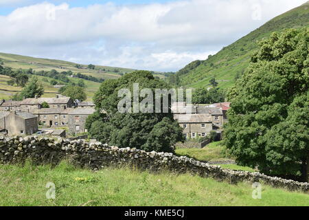 Thwaite dans Swaledale sur le Pennine Way avec Kisdon sur le droit à l'égard Angram. Yorkshire Dales National Park, Yorkshire, Royaume-Uni Banque D'Images