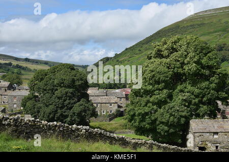 Thwaite dans Swaledale sur le Pennine Way avec Kisdon sur le droit à l'égard Angram. Yorkshire Dales National Park, Yorkshire, Royaume-Uni Banque D'Images