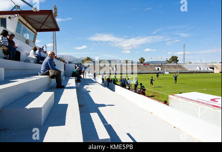 Sa Pobla, Majorque, Espagne - 3 avril 2016 : jeu de football football poblense entre cd et le RCD Mallorca et filial extraits de la position publique sur apri Banque D'Images