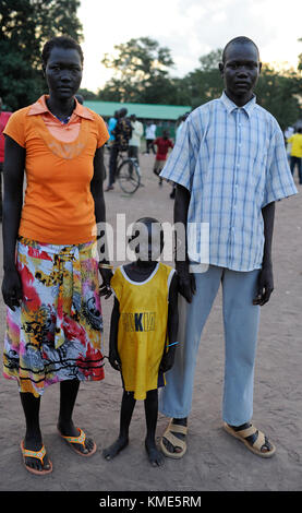 Soudan du Sud, l'état des lacs, Mapuordit village dinka, famille avec enfant / SUED-soudan, Bahr el Ghazal regio , l'état des lacs, Dorf Mapuordit, Dinka Familie mit Genre Banque D'Images