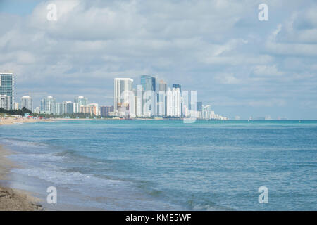 Condominiums et océan à North Shore, Miami Beach, Floride Banque D'Images