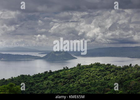 S-wards vue de la caldeira du volcan et le lac Taal île avec binintiang malaki-big leg de cratère ligaya dur descendre entre tagaytay et talisay t Banque D'Images