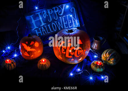 Citrouille sculptures Halloween Bienvenue Affichage Banque D'Images