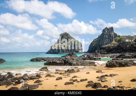 Baia dos porcos beach et Morro Dois Irmãos - Fernando de Noronha, Pernambouc, Brésil Banque D'Images