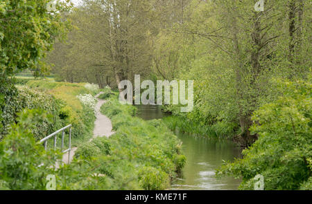 Cours d'eau par village de kingswood, Gloucestershire. l'abbaye gateway dans kingswood est tout ce qui reste d'une abbaye cistercienne. Banque D'Images
