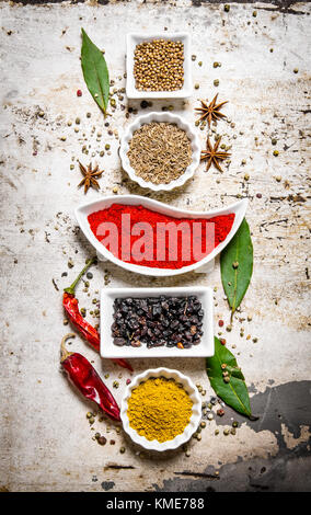 Large gamme d'épices et herbes dans les tasses. sur fond rustique. Vue de dessus Banque D'Images