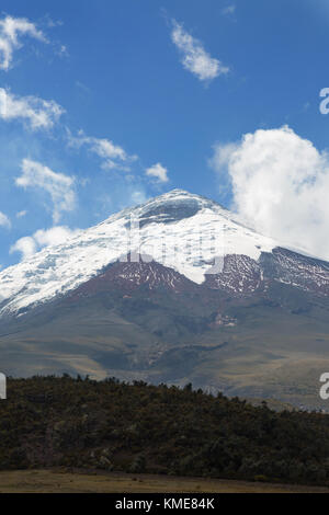 Volcan Cotopaxi, Equateur, avec des coulées de l'éruption de 2015 au premier plan, Parc National Cotopaxi, Equateur, Amérique du Sud Banque D'Images