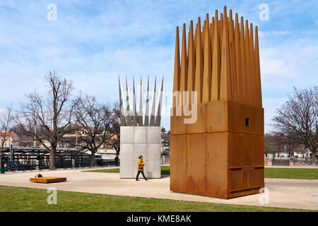 Mémorial à Jan Palach, ales embankment, vieille ville (UNESCO), Prague, République tchèque - (dům syna une dům matky, john hejduk) Banque D'Images