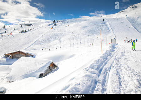 Ski sur pistes de personnes couvertes par la neige fraîche dans les Alpes autrichiennes, Zillertal, Autriche, Europe. Banque D'Images