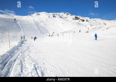 Ski sur pistes de personnes couvertes par la neige fraîche dans les Alpes autrichiennes, Zillertal, Autriche, Europe. Banque D'Images