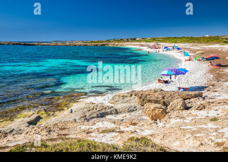 Est ARUTAS, Sardaigne - Juillet 2017 - Est Arutas beach, Sardaigne, Italie, Europe. Est Arutas est connue comme la plage des grains de riz. Banque D'Images