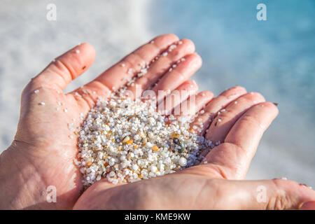 Pierres colorés sur la plage est Arutas, Sardaigne, Italie, Europe. Est Arutas est connue comme la plage des grains de riz. Banque D'Images