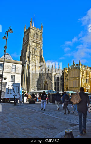 Marché du samedi matin dans le centre-ville de Cirencester dans les Cotswolds, en Angleterre. L'église est l'église paroissiale de St Jean le Baptiste. Banque D'Images