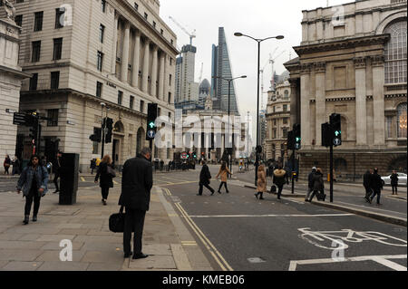 Les travailleurs de la ville traverse la route sur Queen Victoria Street à Londres, Angleterre Banque D'Images