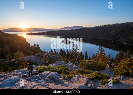 Groupe de photographes prenant des photos du lever du soleil à Emerald Bay À Lake Tahoe, Californie, États-Unis Banque D'Images