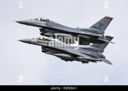 Deux chasseurs F-16 de l'USAF basée à la base aérienne de Spangdahlem, en Allemagne. Banque D'Images