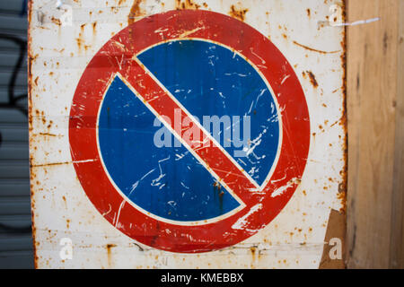 Vintage road traffic sign. de rusty grunge no parking sign. Banque D'Images