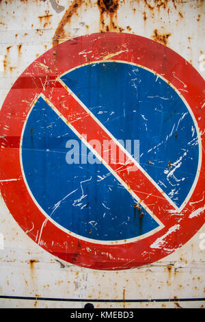 Vintage road traffic sign. de rusty grunge no parking sign. Banque D'Images