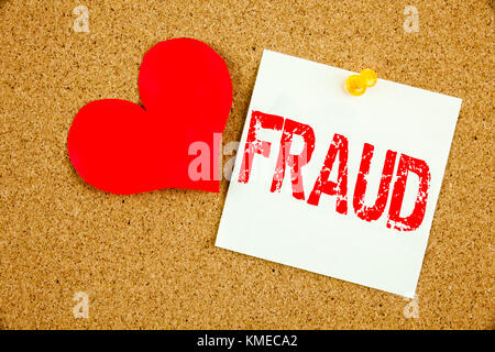 Écriture manuscrite conceptuelle légende inspiration Showing Fraud concept for Fraud crime Business Scam and Love écrit sur note autocollante, rappel lik BA Banque D'Images