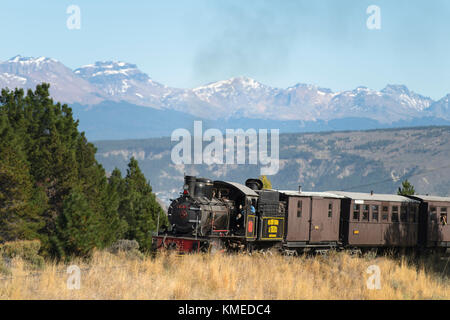 Train ferroviaire Old Patagonian Express avec chaîne de montagnes Background,Esquel,Chubut,Argentine Banque D'Images