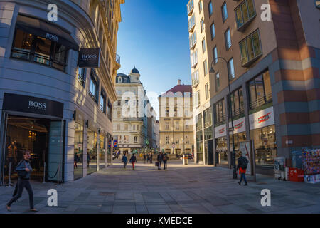 Marcher par les rues animées dans le centre-ville de Vienne, Autriche. Architecture et Bâtiments baroque autour de donnerbrunnen fontaine à vienne, autriche Banque D'Images