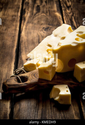 Morceaux de fromage frais sur une planche à découper. Banque D'Images