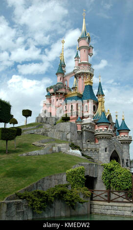 Une vue générale de l'atmosphère de château de La Belle au bois dormant à Disneyland Paris à Paris, France. Photo de Barry King/Alamy Banque D'Images