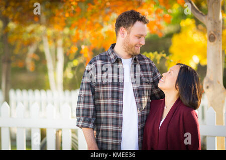 Portrait chinois de l'automne en plein air et caucasienne young adult couple. Banque D'Images
