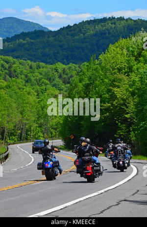 Groupe de motocyclettes à visiter les montagnes Adirondack, NY en été. Banque D'Images