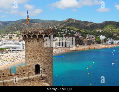 Vue de la tour de l'ancien château et de la plage de Tossa de Mar, Costa Brava - Girona, Espagne Banque D'Images