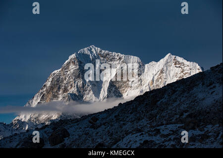 Paysage majestueux du sommet de la montagne de Taboche (Mont Tawoche) dans l'Himalaya, district de Solukhumbu, Népal Banque D'Images