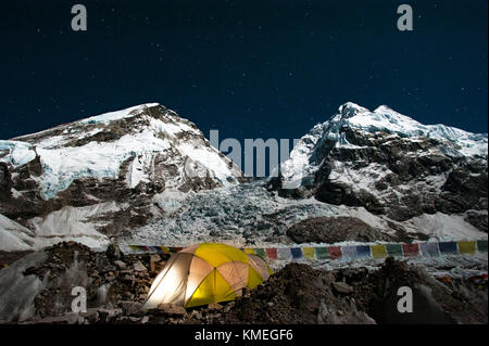 Tente éclairée la nuit sous Khumbu Icefall au mont Everest avec l'épaule ouest de l'Everest à gauche et Nuptse à droite, district de Solukhumbu, Népal Banque D'Images