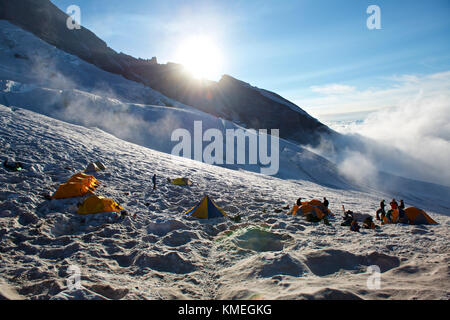 Groupe d'alpinistes et tentes au camp Schurman,sur le Mont Rainier le Mont Rainier National Park, Washington State, USA Banque D'Images