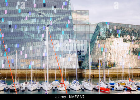 La façade en verre saisissante de Harpa est une caractéristique majeure du habor à Reykjavík. Banque D'Images