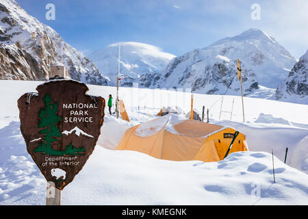 Panneau et tentes au camp de base des gardes-forestiers du National Park Service Sur Denali, parc national Denali, Alaska, États-Unis Banque D'Images