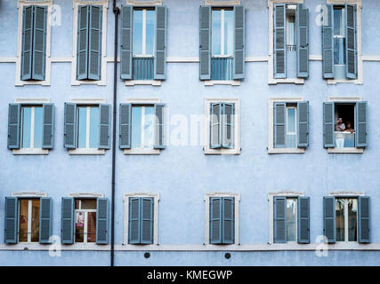 Un couple regarde à l'extérieur de son appartement pendant que la foule se déplace Ci-dessous par la Piazza della Rotonda, où se trouve le Panthéon Rome, Italie Banque D'Images