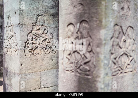 Les sculptures de l'art sur des piliers de pierre et les murs à bayon temple. Banque D'Images