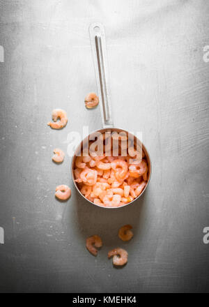 Crevettes décortiquées dans la casserole. sur la table métallique. Banque D'Images