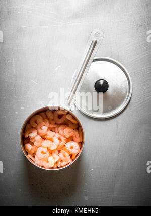 Crevettes décortiquées dans la casserole. sur la table métallique. Banque D'Images