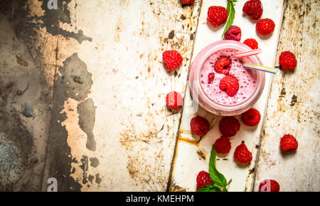 Boisson fouettée aux petits faits à partir de framboises. sur fond rustique. Banque D'Images