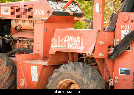 Un vieux Ditch Witch trancheuse tracteur utilisé pour des travaux de jardinage dans le jardin botanique américain Will Rogers Park, à Oklahoma City, Oklahoma, USA. Banque D'Images