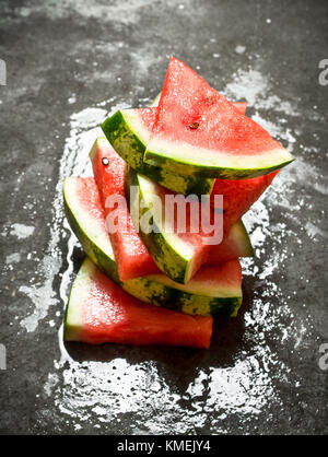 Tranches de melon d'eau fraîche sur la table en pierre. Banque D'Images