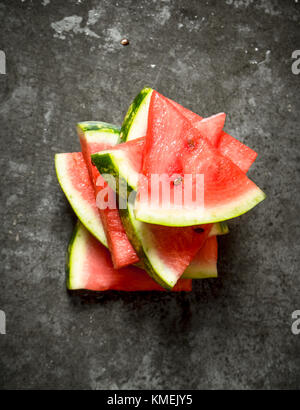 Tranches de melon d'eau fraîche sur la table en pierre. Banque D'Images